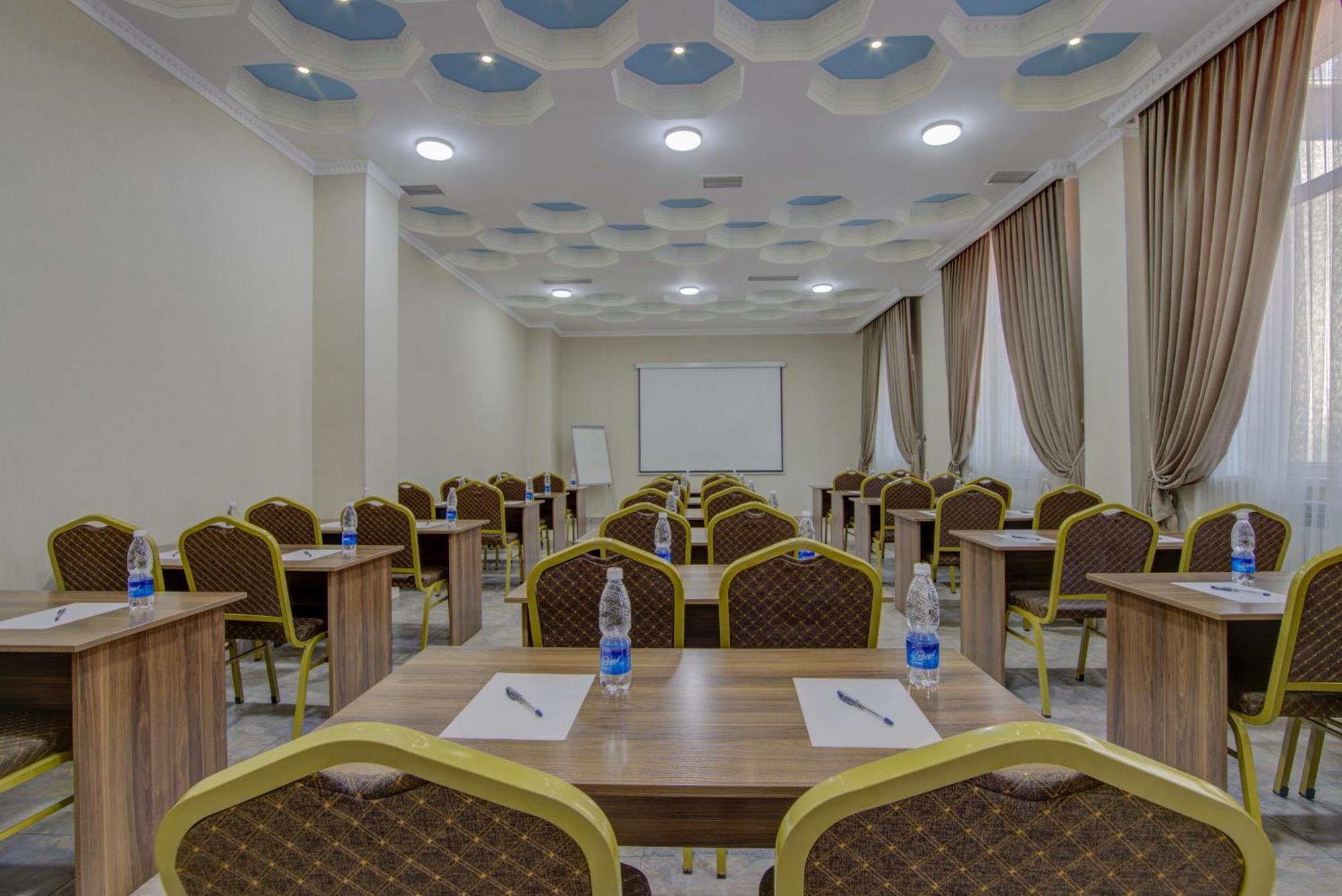 Отель Shah Palace Бишкек Экстерьер фото